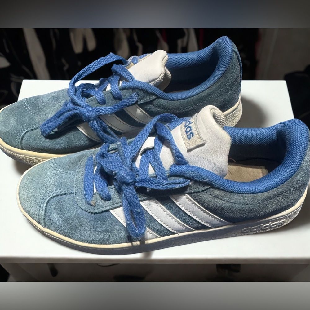 Adidas Kids Vl Court blue/white Suede Sneaker, size 1 - Picture 2 of 3
